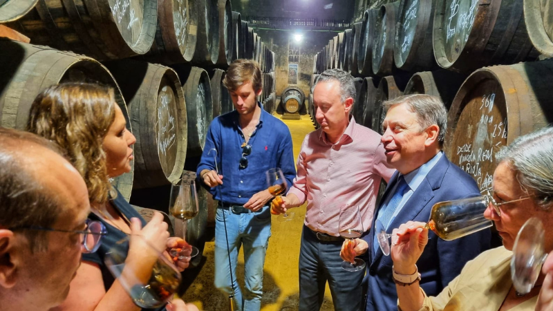 Entrañable y siempre inspiradora visita a <a href="/toroalbala/">Bodegas Toro Albalá</a>, unas #bodegas de carácter familiar que ya llevan más de un siglo en la tradición de los #vinos envejecidos de mayor calidad en la Denominación de Origen Protegida, #Montilla_Moriles.

#Córdoba

mapa.gob.es/es/prensa/ulti…