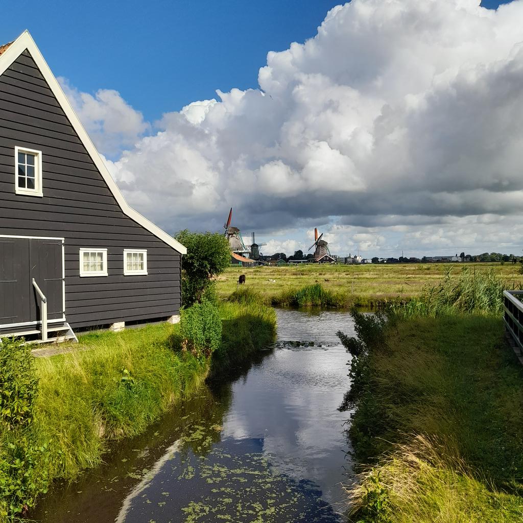 hazeljpacker's tweet photo. @DeZaanseSchans - you did not disappoint. A great final day in the Netherlands. Happy and heading home. 😊 @NorwichHigh @NHS_Sixth_Form https://t.co/BnnH6YThnz