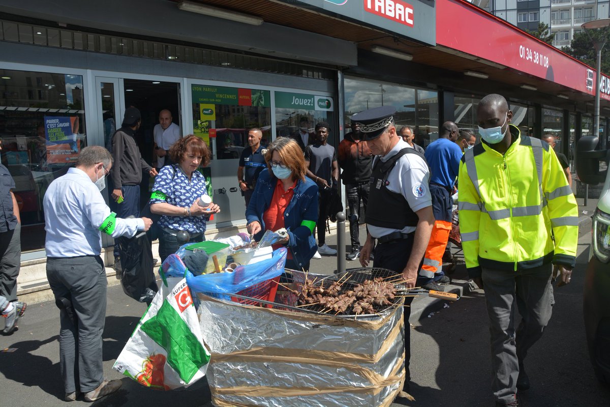 PoliceNat95's tweet photo. Ce matin, la DDPP sous la direction de M. Fourgeot directeur de cabinet @Prefet95 renforcée par la #policenationale, sous le commandement de M. Merlin chef de circonscription menait un contrôle sur le marché de Sarcelles
▶️ Contrôles sanitaires
▶️ lutte contre les #contrefacons https://t.co/I2Z0FAYs8i