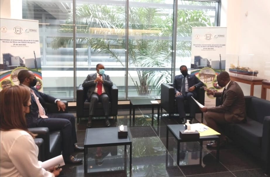 egmmh's tweet photo. Tras la presentacion evolutiva de la formación que adquirien los estudiantes de @ITNHGE1, @GabrielObiang se ha reunido con la junta Directiva de este Instituto, los profesores nacionales e internacionales que contribuyen a la formación de estos jóvenes,y con todos los estudiantes https://t.co/p3BFG5fEly