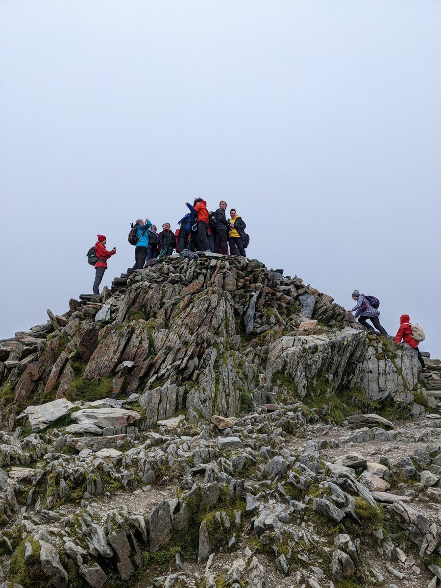 Criw gwych blwyddyn 10 @ysgol_tryfan wedi cyrraedd copa'r Wyddfa heddiw ⛰️ #eryri #snowdon #wyddfa #awyragored #antur