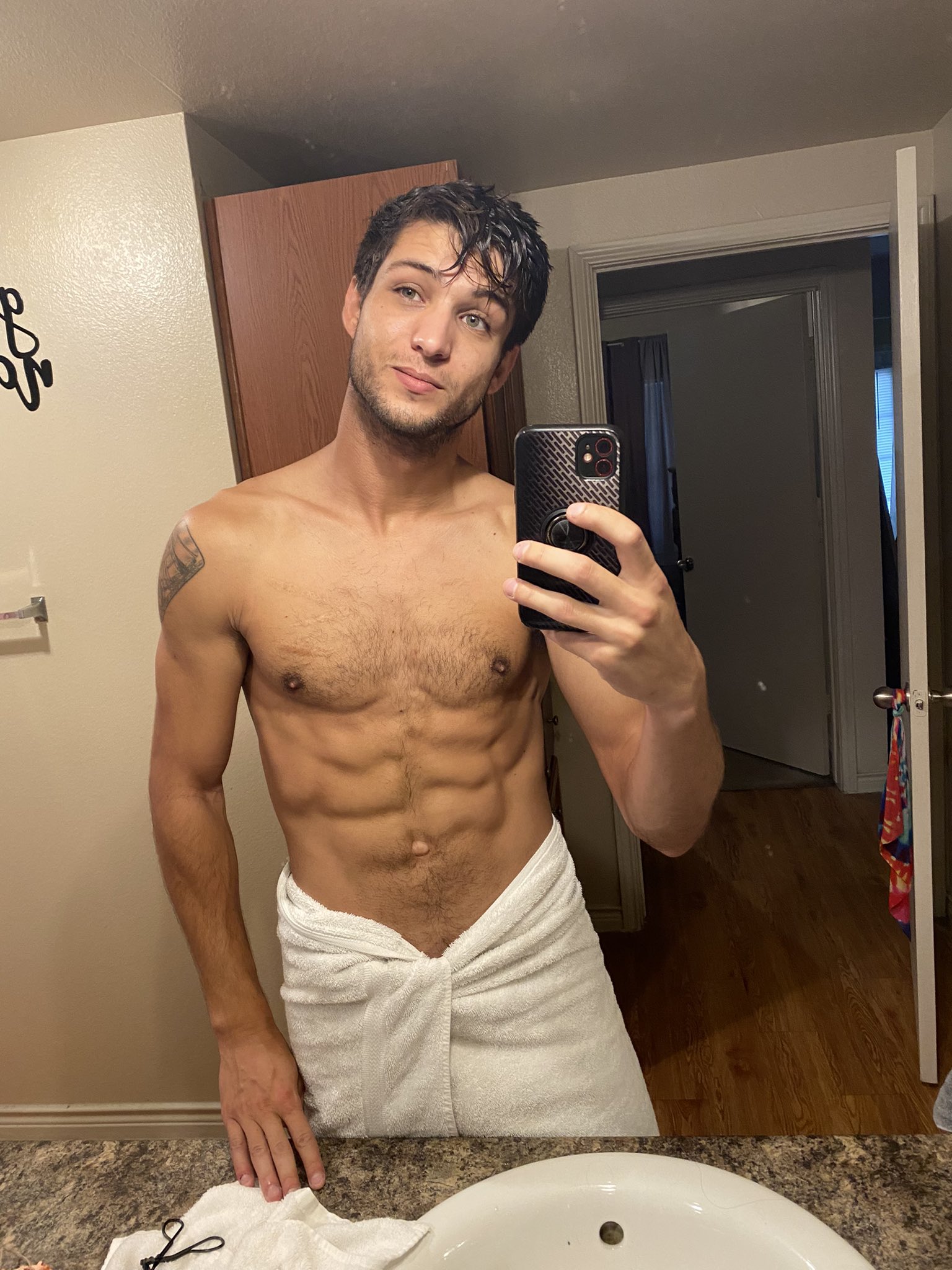 Elliot Finn on Twitter: "Sign up for my OF! It’s only 60% off click link in bio 😘 https://t.co