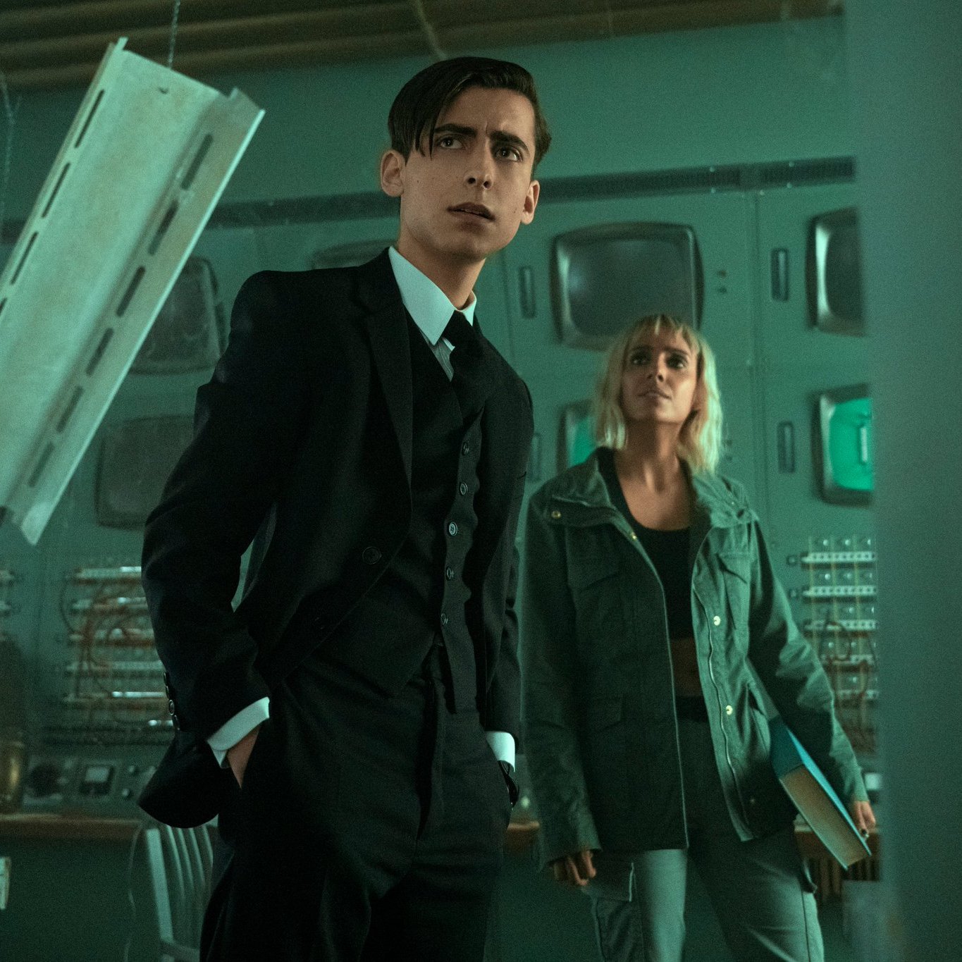 daily five on X: "aidan gallagher and ritu arya as five and lila in the umbrella academy s3 — behind the scenes. https://t.co/anZKwIUAEK" / X