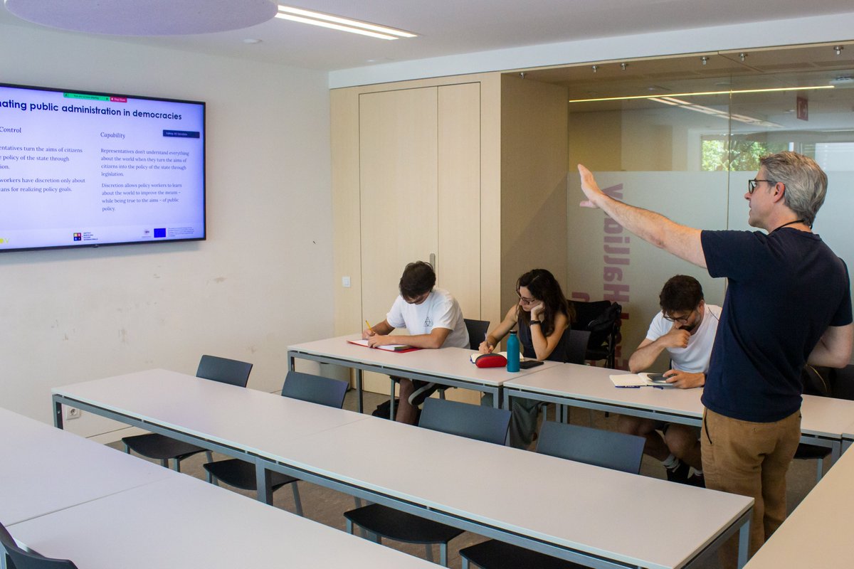 Our PI @tonybertelli (Senior Research Associate at <a href="/IBEI/">Institut Barcelona d'Estudis Internacionals</a>; <a href="/PSULiberalArts/">Penn State College of the Liberal Arts</a>) is teaching the course 'Democracy, State Stability and Public Administration' of the Barcelona Summer School in Global Politics, Development and Security (info t.ly/60d5).
#BCNSummerSchool22