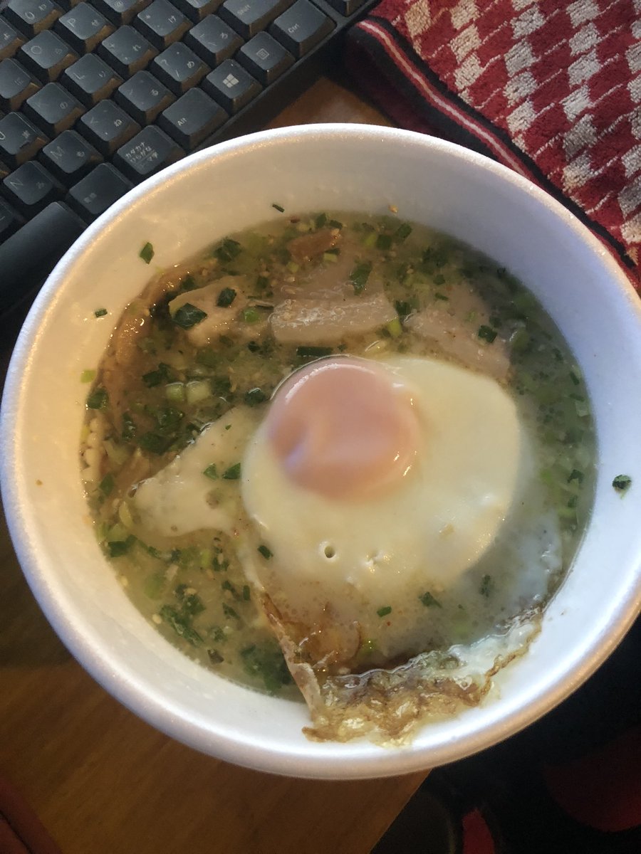 正解は山桃花のカップ麺に冷凍豚串と目玉焼きと冷凍刻みネギを入れる
でした！　GG〜‼️
