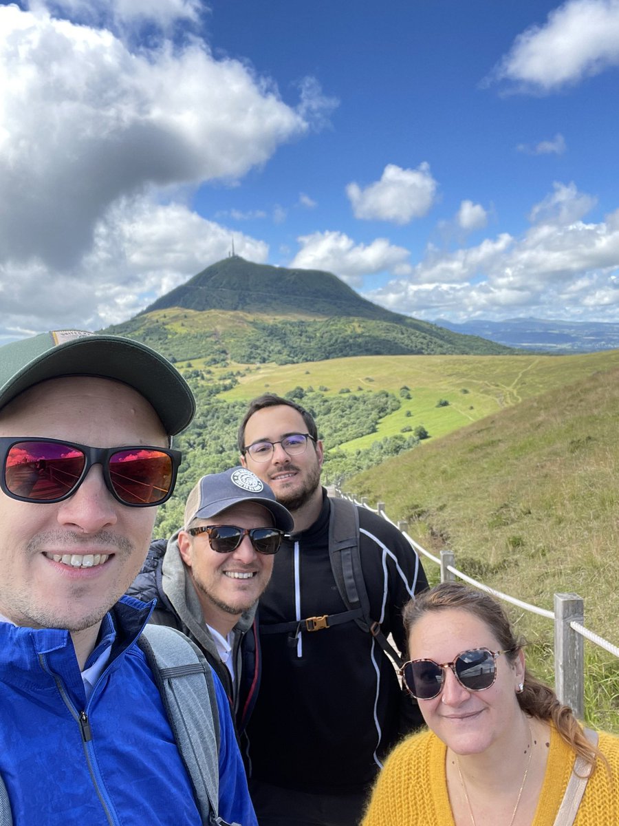 Victoire de <a href="/ClemSFish63/">Clementadix💊</a>, <a href="/M_Glbrt/">Mélanie Gilbert</a> , Coline et Léa à la course d’orientation des internes. Toute la matinée ils ont alterné simulation in situ, questions théoriques sur les recommandations et interprétation de radios! Le tout dans un cadre incroyable! Félicitations et #chooseMU