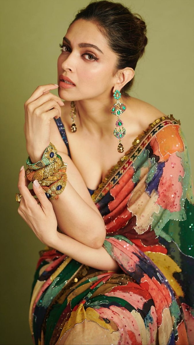 vkohliigalhere_'s tweet photo. Disagree.

@deepikapadukone in saree >>>>> https://t.co/attK8CEmAI