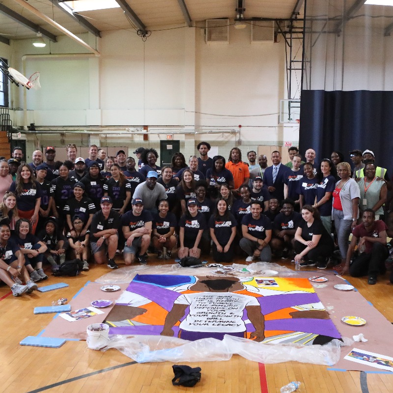 BearsOutreach's tweet photo. #DaBears LB @caleb2raw, Bears Premier Members &amp; the @CPLAthletics Schurz HS girls flag football team joined our #BearsHuddle volunteer event yesterday at @heartlandhelps READI Chicago in Austin to learn about their program &amp; paint a mural for their gym.

#ChicagoSportsAlliance