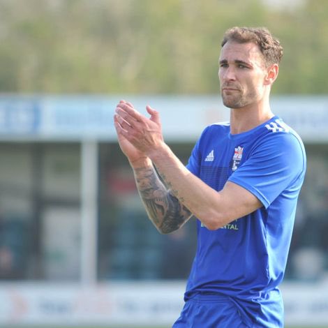 ✍️ 𝐘𝐎𝐔𝐍𝐆𝐘 𝐑𝐄-𝐒𝐈𝐆𝐍𝐒

Rossington Main are delighted to re-sign veteran centre back <a href="/youngy_g/">Greg Young</a> for the 2022/23 season. Last seasons players player will lead the club as captain for the upcoming campaign. The news doesn’t stop there either! Stay tuned✍️👀…6:30pm

#UTM