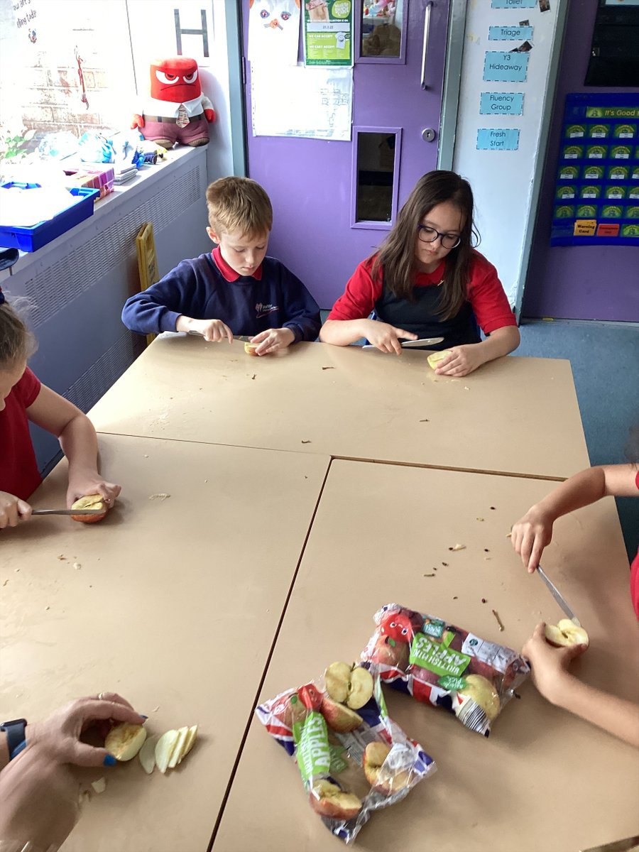 In year 3 we have been practicing our spreading and slicing cooking techniques. We have practiced these techniques to ensure that we have the right skills when making our own individual quiches in the next couple of weeks.