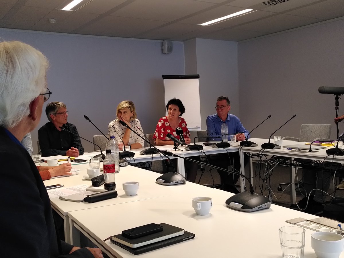 Versovzw's tweet photo. Drukke dag vandaag op de arbeidsmarkt! Na het #vesoc-akkoord sluiten we nog #instroomakkoord af. Onze sociaal ondernemers in zorg en welzijn willen mensen zonder het juiste diploma een nieuwe kans geven om meteen aan de slag te gaan en betaald hun opleiding te vervolledigen. https://t.co/aTa643f688