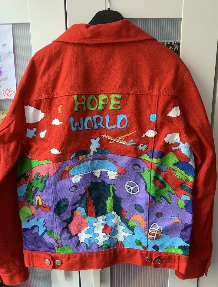 BTSaremyoxygen's tweet photo. Two different types of ARMY in JHOPE'S lollapalooza performance 

JACK IN                          HOPE WORLD:
THE BOX: https://t.co/Cgokhcq2Gk