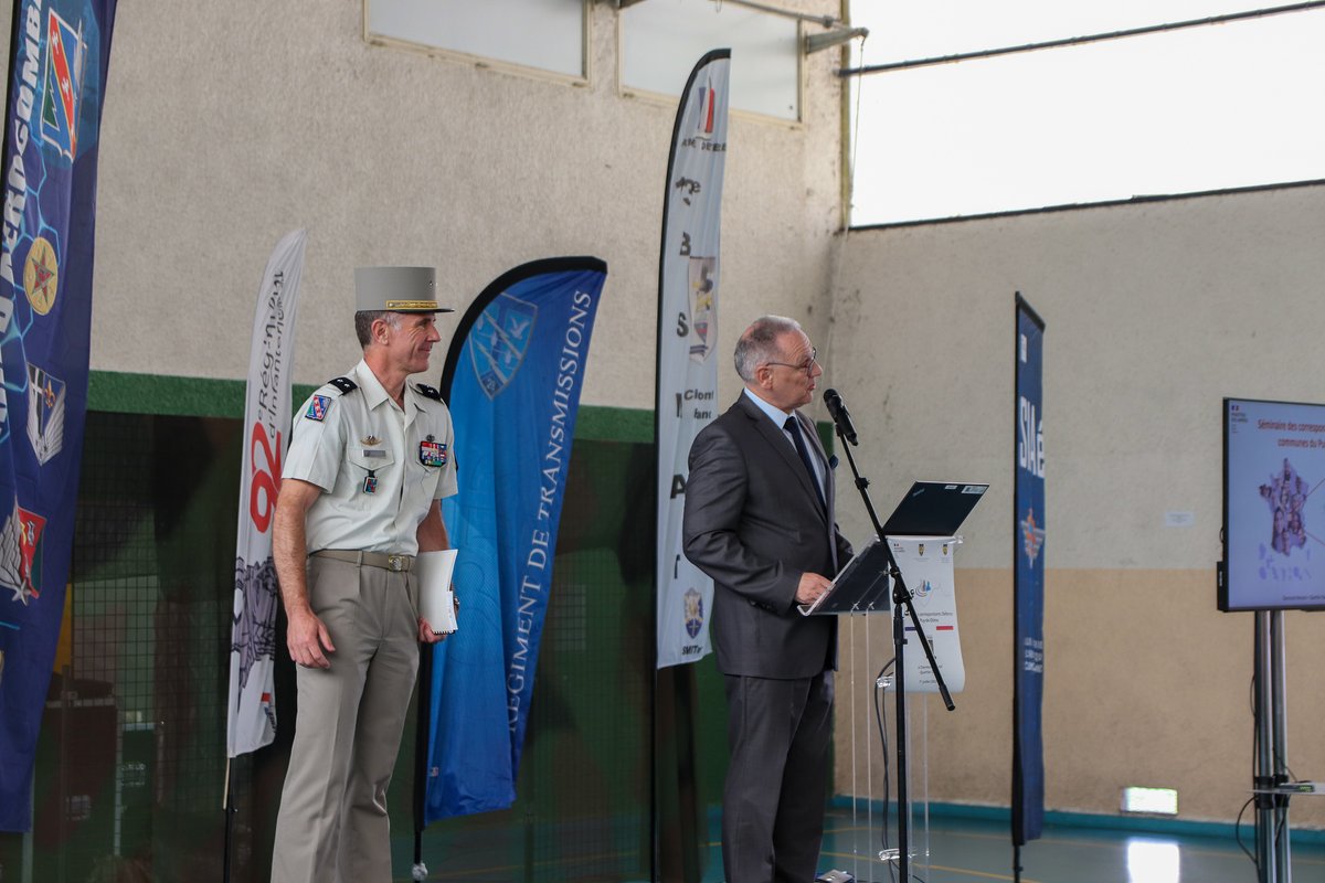 Prefet63's tweet photo. Participation du préfet à la présentation correspondant défense (#CORDEF) organisée par le @DMD_63
đŻObjectif đpartager et sensibiliser les Ă©lus du dĂ©partement aux politiques de dĂ©fense, de mĂ©moire et au parcours citoyen #Proximite
Pour en savoir plusâ¶ïžhttps://t.co/EymSRRjk9h https://t.co/qBtdfjZYEg