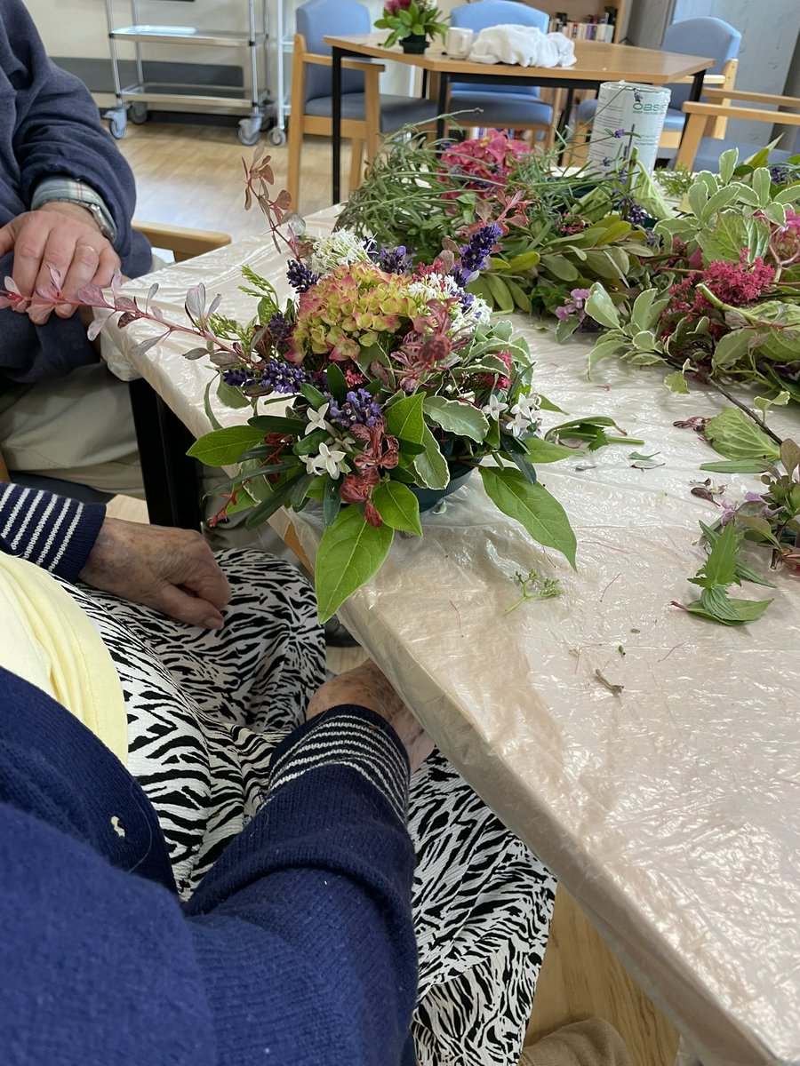 Michaela062018's tweet photo. Bringing the outside in on a wet and windy day @StrattonCommun1 Budding new florists in the making! #Dementia #Meaningfulactivities @sarahddaniel @Annalucy71 @CFTDementiaCare @Bryonie13 https://t.co/m4Qwfgu1gB