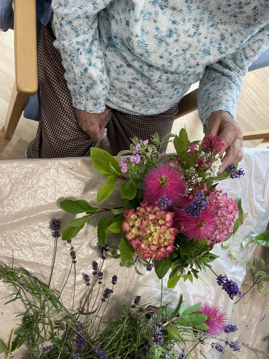 Michaela062018's tweet photo. Bringing the outside in on a wet and windy day @StrattonCommun1 Budding new florists in the making! #Dementia #Meaningfulactivities @sarahddaniel @Annalucy71 @CFTDementiaCare @Bryonie13 https://t.co/m4Qwfgu1gB
