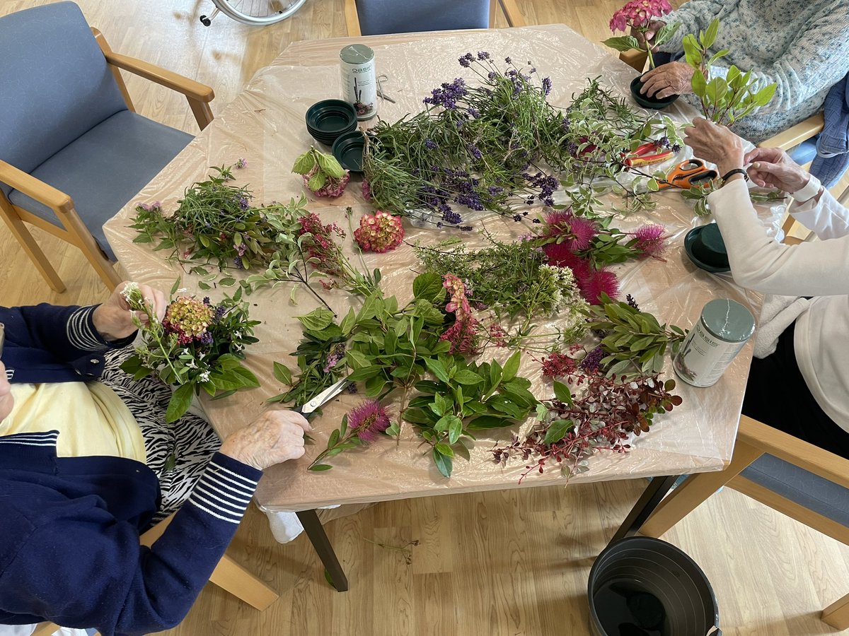 Michaela062018's tweet photo. Bringing the outside in on a wet and windy day @StrattonCommun1 Budding new florists in the making! #Dementia #Meaningfulactivities @sarahddaniel @Annalucy71 @CFTDementiaCare @Bryonie13 https://t.co/m4Qwfgu1gB