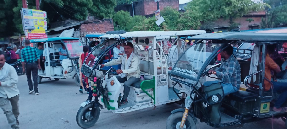 Newscopgaurav's tweet photo. #Kanpur- नौबस्ता बाईपास के बाद नौबस्ता बंबा सब्जी मंडी चौराहे पर ई रिक्शा चालक जबरजस्त अराजकता फैलाए, पुलिसकर्मी गायब है, @kanpurtraffic के कर्मचारी गायब है ,@myogiadityanath के सख्त आदेशों के बावजूद सब ढीला है ।
#Naubasta #traffc #Ericksa https://t.co/zI5XUsUBeo