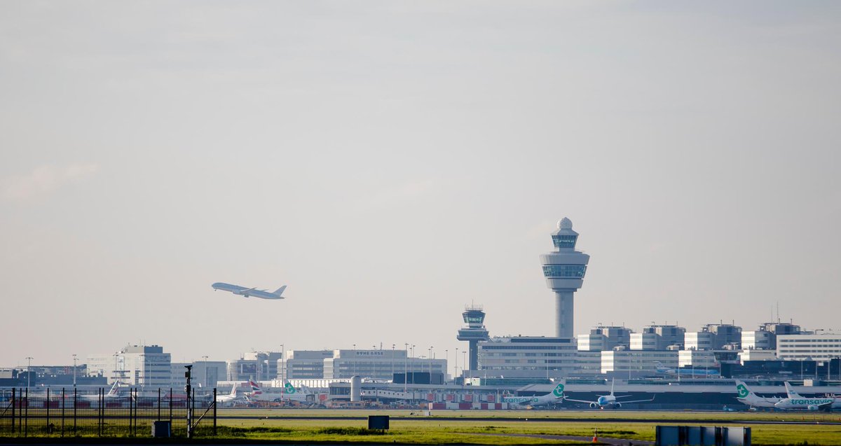 MinIenW's tweet photo. Ben je omwonende van Schiphol en heb je vragen of wil je meer weten over het kabinetsbesluit tot minder vluchten op Schiphol? Op 6 juli organiseren we een inloopavond ➡️ https://t.co/18dVzNcG9r https://t.co/l2DjnrPJTS