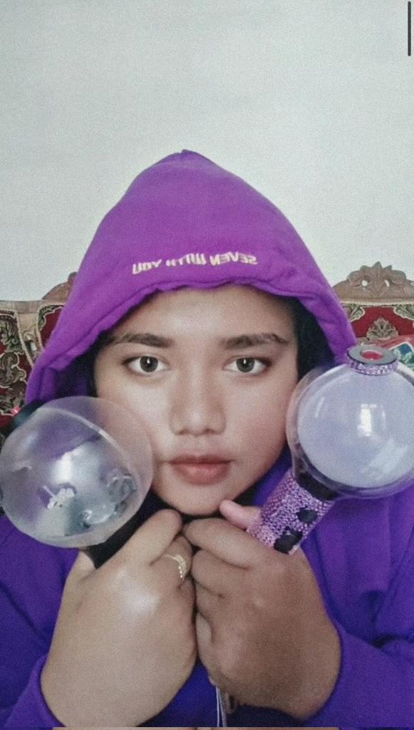 blueberiaa's tweet photo. Hello Army.... 
Udah pada streaming MV terbaru JHope belum??? 
Kalau belum jangan lupa streaming ya. 
Jangan di download dulu apalagi disebarin full di akun sosmed kalian. Borahae 💜 #army #bts #JHOPEJackInTheBox #jhope #JHOPE1stSingle #jhope_MORE #jhope_MoreToday https://t.co/ncjSb6uQ05