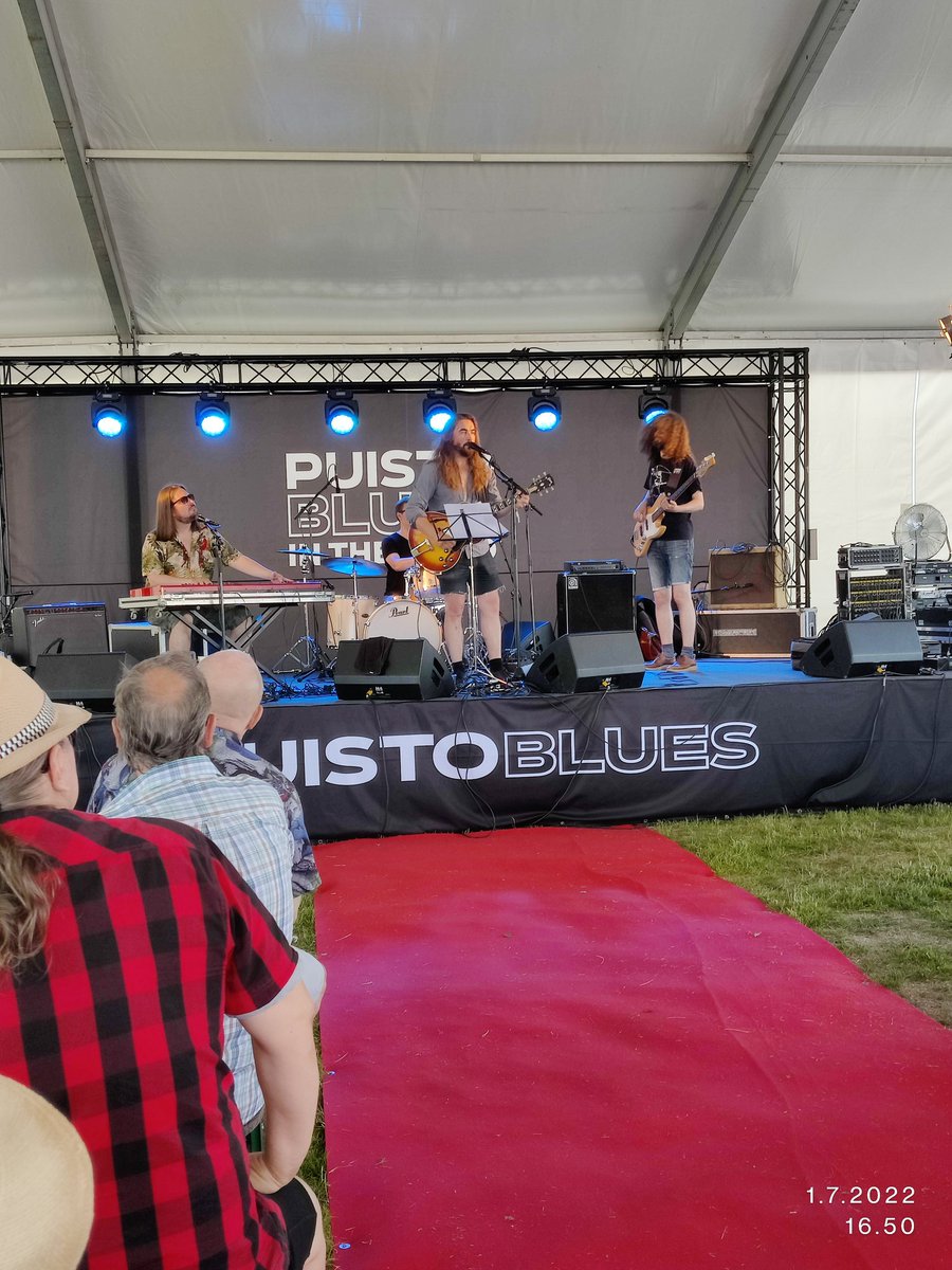 RaittilaReino's tweet photo. No niin, bluesrockin lämmin ensikosketus Puistobluesissa pitkään aikaan, johan tässä pari vuotta meni. #puistoblues #järvenpää https://t.co/aBNyzXJzZi