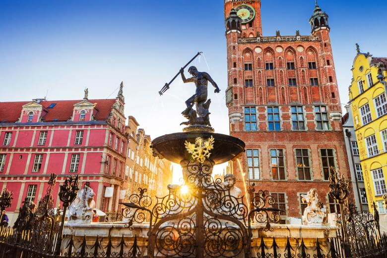 movehub's tweet photo. Here are the top 10 places you should consider moving to in the second half of 2022, including these exciting cities:

Luanda 🇦🇴
Tallinn 🇪🇪
Santa Cruz de la Sierra 🇧🇴

https://t.co/B75IDpej6K https://t.co/LqSXbYfMHp