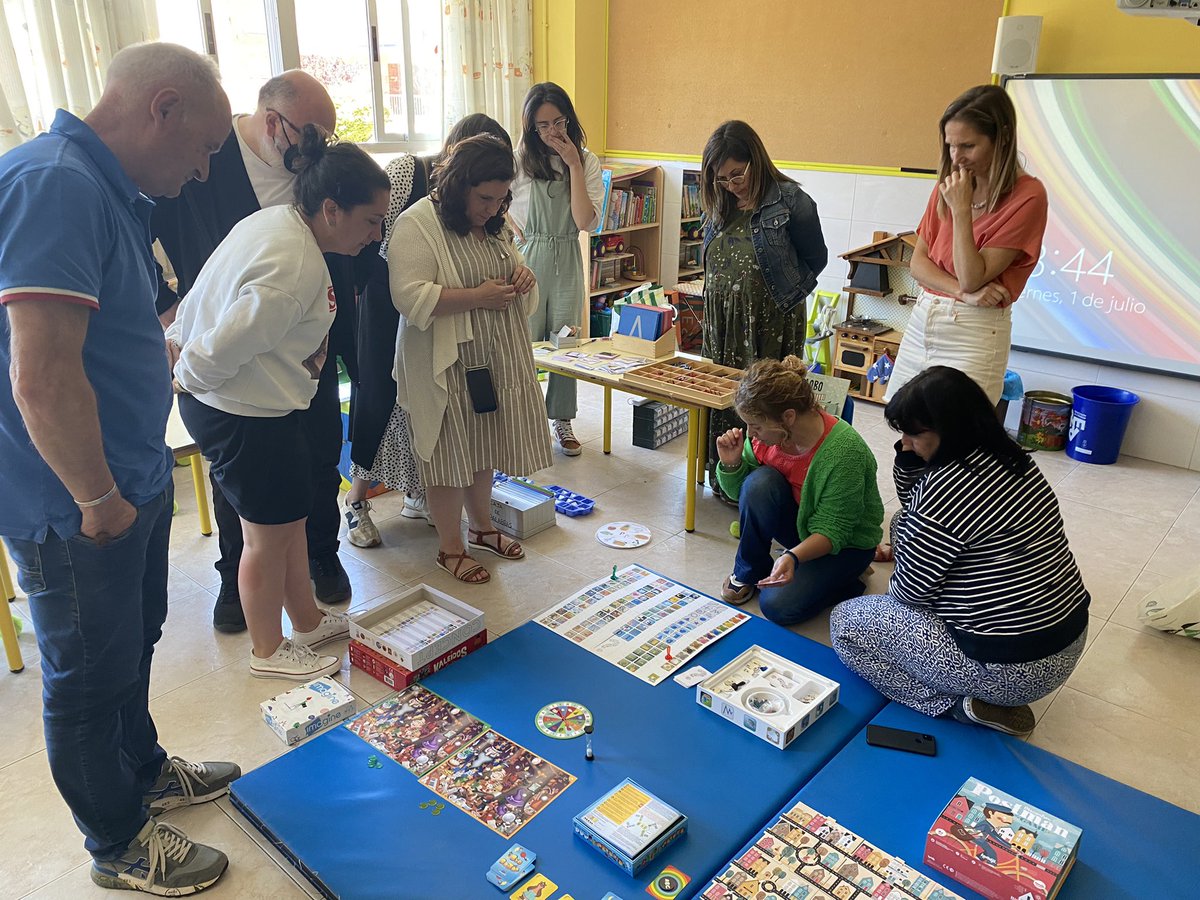ausevamaristas's tweet photo. Los equipos de #InfantilAuseva y #OrientaciónAuseva continuan formándose para seguir dando respuestas a las necesidades del alumnado, en este caso en lo relativo a la pedagogía Montessori aplicado a la lectoescritura. 
#SomosMaristas #MaristasEscucha https://t.co/QfqLHJpzXB