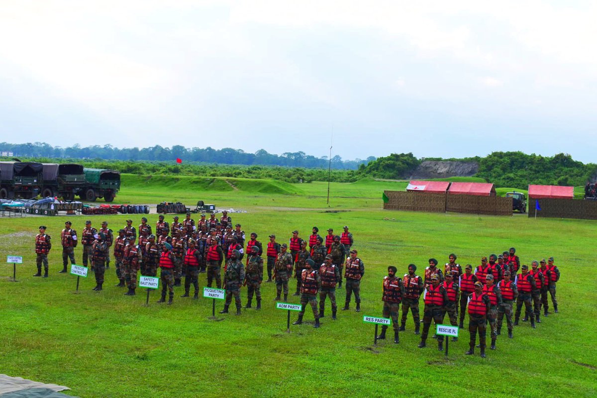 “The task ahead of you, is never as great as the power behind you”

Amid raging floods in NE States, #TrishaktiCorps of #IndianArmy rehearsed Flood Relief Drills at #Binnaguri Military Station to remain ever ready to undertake #AnyTaskAnywhereAnyTime

<a href="/adgpi/">ADG PI - INDIAN ARMY</a> 
<a href="/easterncomd/">EasternCommand_IA</a>