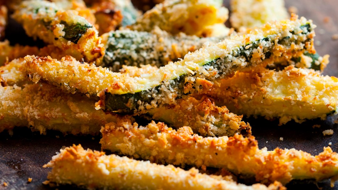 Gosta de abobrinha e quer variar ela no cardápio? Junto com Kitano  vamos te mostrar o passo a passo para fazer uma receita deliciosa de abobrinha empanada!😋. Acesse o site para ver a receita completa: bit.ly/3NK8MhH
