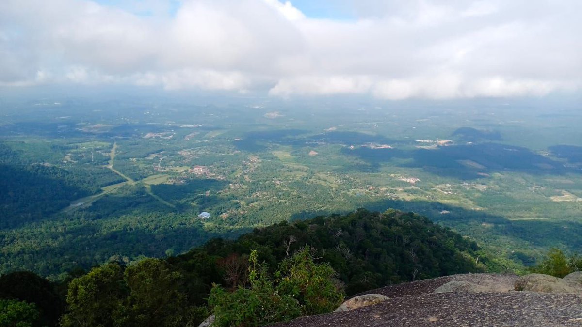 mistaaimanvevo's tweet photo. Gunung Datuk on Friday morning ๐งโโ๏ธ#hiking #training #panjatgunung #fridaythings #tgif #weekendstartsearly #nature #nyaman #gunungdatuk #rembau #negerisembilan #malaysia https://t.co/OtJlg21NAl