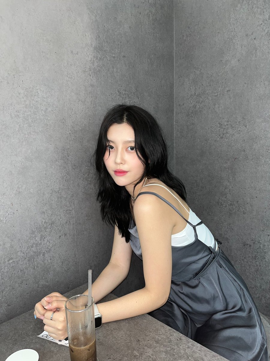 _jimmni_'s tweet photo. 카페랑 옷 스타일이 잘 어울려서 넘 좋았어요! 
최근에 블랙브라운 염색 했는데 저는 역시나 합니다 블랙 헤어가 좋네요💜이 사진도 인스타그램에 업로드 전 사진이랍니다!!👀😎오늘도 우리 팬들 생각 하면서 좋은 꿈을 꿀게요!! Good night 💓おやすみなさい。💓 https://t.co/mcK3FarSuw