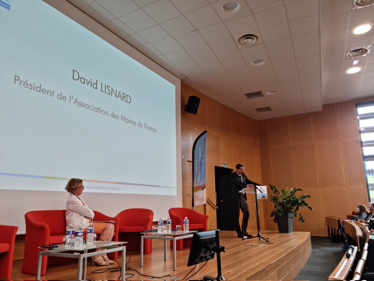 isabellerivier4's tweet photo. AG de l association des maires et présidents de communautés des communes  #AMCV avec en grand témoin @davidlisnard "si toute la France ressemblait à la Vendée,  le pays irait mieux" "il y a un défi démocratique avec cette crise civique. La démocratie est un trésor. https://t.co/kApe3gvoAo