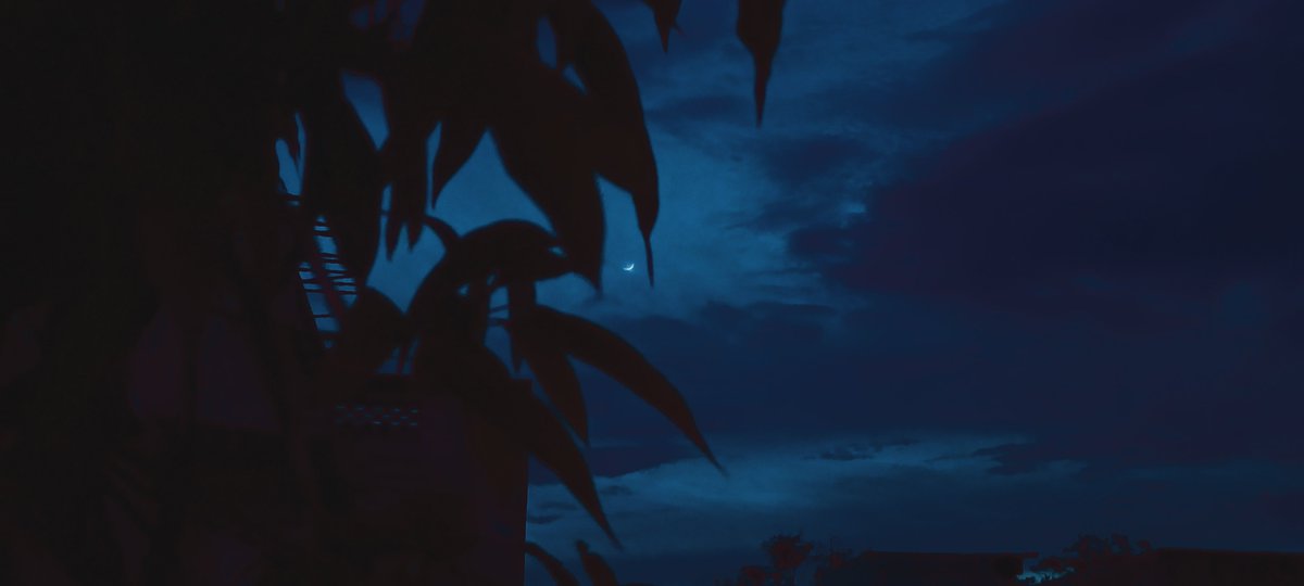 AbeOyeAleve's tweet photo. Blueish Friday's Moon..💙😍
#NoFilter https://t.co/HTYU1cD50c