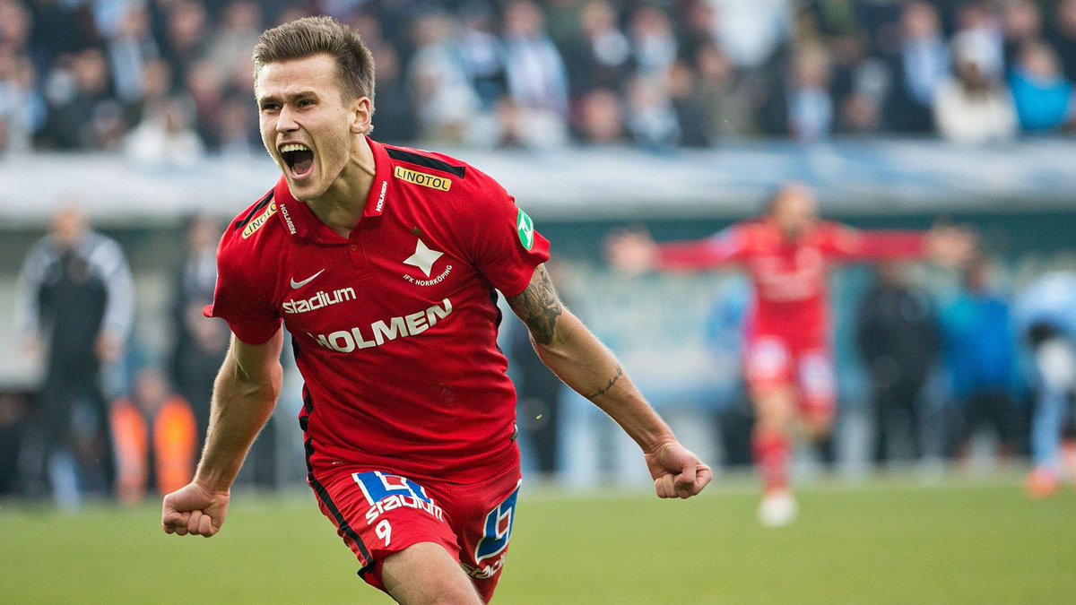 IFK_France's tweet photo. 🇮🇸 Arnór Ingvi Traustason

Merci pour cette année 2015 que tu nous aura offert ! Formé en Islande, et après un court passage en norvege, il signe à Norrköping en 2013. Après le titre, il alla au Rapid Vienne, et également a Athènes et Malmö. A 29 ans, il évolue aujourd’hui en MLS https://t.co/GyWGaI5Nd2