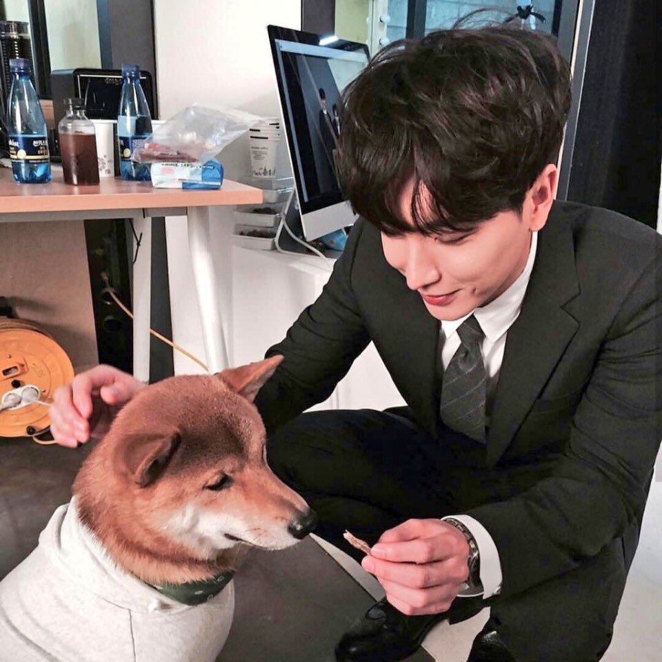 세상에서 제일제일 멋진 리더 박정수 생일축하해~!~!~!~!!! 출근하느라 정신없어서 이제서야 올리는ㅜㅜㅜㅜㅠ그래더 12시 전엔 출첵했다ㅎㅎㅎㅎㅎ 오늘도 내일도 항상 좋은 하루 됐음 좋겠다 세상에서 젤 행복한 하루 보내 오빠!!!!!!!!❤️❤️❤️