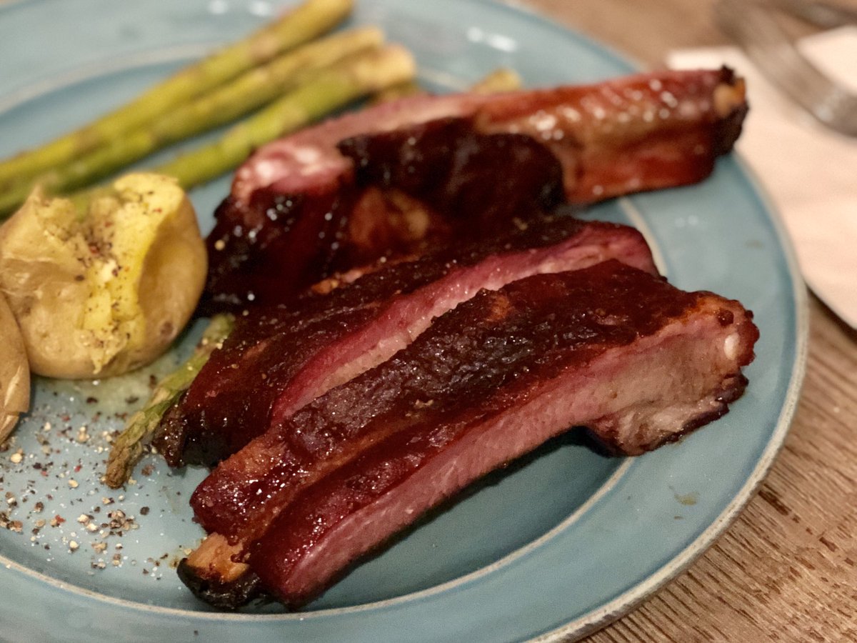 poppi_que's tweet image. St Louis style ribs cooked on the Kamado over @bbcharcoal Rubbed with @OakridgeBBQ Dominator Sweet Rib Rub.