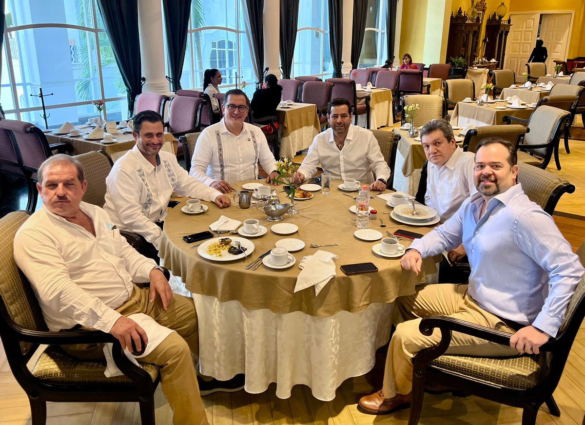 La representación empresarial previo al evento inaugural del proyecto presidencial de la refinería #DosBocas integrada por <a href="/hectortejadasha/">Héctor Tejada</a> de <a href="/Concanaco/">CONCANACO SERVYTUR</a>, <a href="/JACentenoR/">José Antonio Centeno</a> de <a href="/CANACINTRAMex/">CANACINTRA México</a> asi cómo también representantes estatales de <a href="/CMIC_Tabasco/">CMIC TABASCO</a> y @canacintratab #TodosSomosMéxico