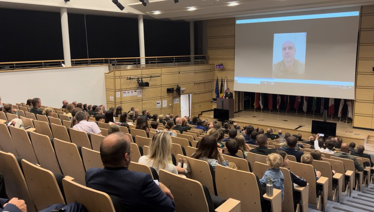 AStCBelDef's tweet photo. 🎬🎓 WE DID IT !!

This morning, one by one, we received our diploma from the Commander of the Royal Military Academy after an intensive year with fabulous (international) teamwork. 🤝

Many thanks to all the teachers and especially to our families! 🙏 https://t.co/Fgb8rY9PqD