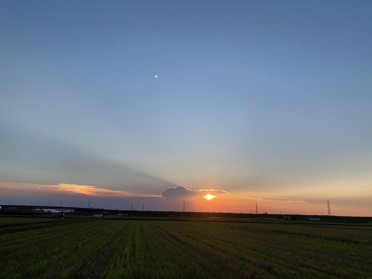 Tob1nyAn59's tweet photo. 2022年後半スタート
#空がある風景　#昨日の空 https://t.co/3Ir9B3NDRs