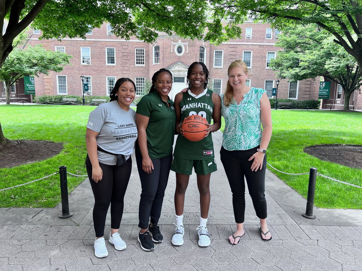 zahra_alexander's tweet photo. Truly grateful to receive my first D1 offer to play basketball at @Manhattan_WBB!! Thank you so much Coach Vulin, Coach Rena, Kiki, and the coaching staff for showing me and my family around campus as well as what it means to be a Jasper!! #playGREEN 💚🤍 https://t.co/YCMcPDL1ab