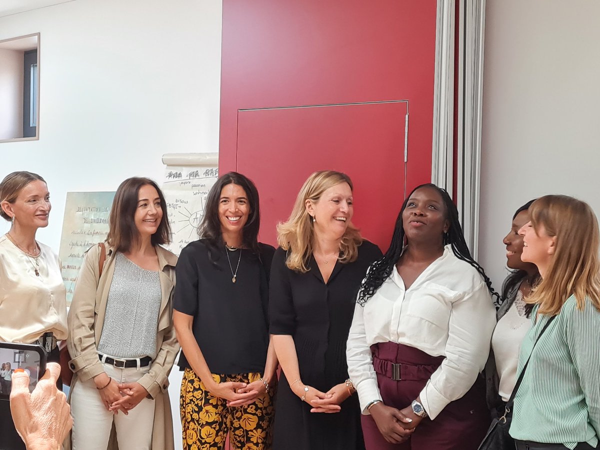 GaulardSylvaine's tweet photo. Visite de la 🏠 des femmes de Saint-Denis @GhtPlaine @ARS_IDF par la présidente @AssembleeNat : une unité de lieu en réponse aux parcours morcelés des ♀️ victimes de violences, prises en charge de facon globale (médicale, psych., psycho-corporelle, sociale et juridique) 👏 https://t.co/Ha7jqaFUzC