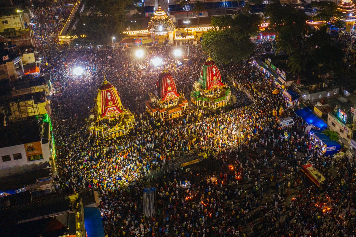 ଭକ୍ତିମୟ ପରିବେଶ ମଧ୍ୟରେ ତିନି ରଥ ଶ୍ରୀଗୁଣ୍ଡିଚା ମନ୍ଦିର ସମ୍ମୁଖରେ ପହଞ୍ଚିଛନ୍ତି । 

#RathaJatra2022
#JaiJagannatha