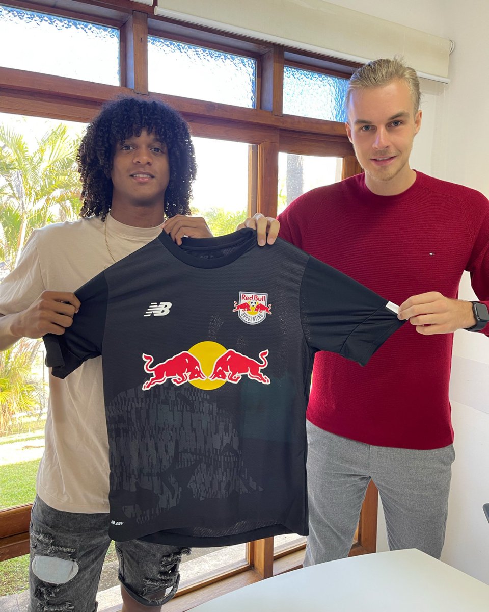 _AAFPopayan's tweet photo. ⚡️ OFICIAL: nuestro volante Óscar Benítez (2004) es nuevo jugador del Red Bull Bragantino de Brasil, firmó contrato profesional hasta 2024, con posible extensión hasta 2027 🙌🏽

Parabéns Óscar! Orgullo de la Familia AAFP 🇨🇴🇩🇪⚽️ 

Comunicado de prensa, fotos y más info en el hilo👇🏽 https://t.co/vqBeIS1hEa