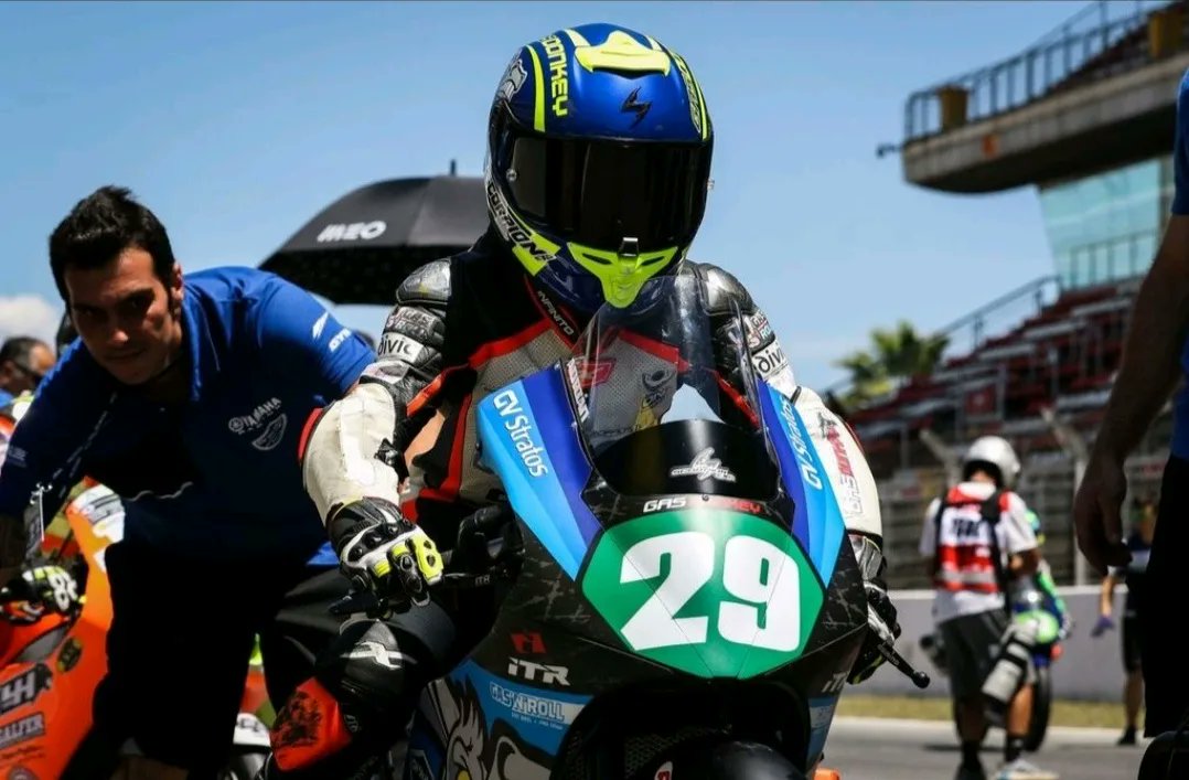 Sabios consejos antes de que se apague el semáforo.🚥🏁
Nuestro pequeño gran piloto @rider_adrian29 sigue aprendiendo día a día en la categoría de #Moto4, en su primer año en el campeonato de #ESBK.
#TeamGVStratos #GVRacing #HellPerformance #Bahco #ITRRacingParts #Moto