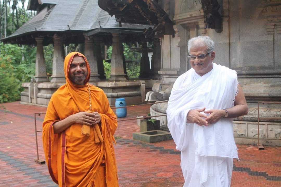 ShankaraPeetha's tweet photo. ಶ್ರೀಕ್ಷೇತ್ರ ಧರ್ಮಸ್ಥಳದ ಧರ್ಮಾಧಿಕಾರಿಗಳಾದ ಡಾ. ಡಿ ವೀರೇಂದ್ರ ಹೆಗ್ಗಡೆಯವರು ಇಂದು ಶ್ರೀಸಂಸ್ಥಾನದವರನ್ನು ಭೇಟಿಯಾಗಿ, ಶ್ರೀ ಮಲ್ಲಿಕಾರ್ಜುನ ದೇವಸ್ಥಾನ ಹಾಗೂ ವಿಷ್ಣುಗುಪ್ತ ವಿಶ್ವವಿದ್ಯಾಪೀಠದ ಪರಿಸರವನ್ನು ವೀಕ್ಷಿಸಿ, ಆಶೀರ್ವಾದವನ್ನು ಪಡೆದರು. https://t.co/DrBgYGa0eQ