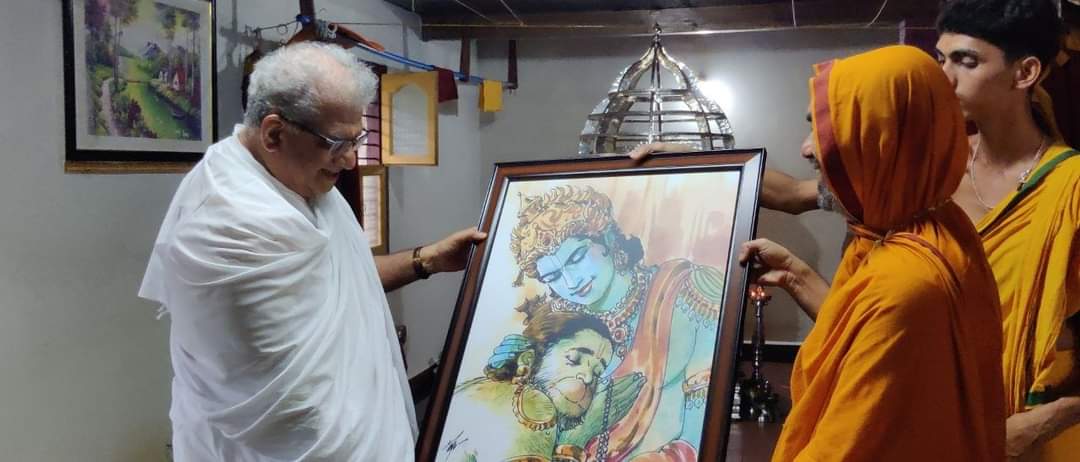 ShankaraPeetha's tweet photo. ಶ್ರೀಕ್ಷೇತ್ರ ಧರ್ಮಸ್ಥಳದ ಧರ್ಮಾಧಿಕಾರಿಗಳಾದ ಡಾ. ಡಿ ವೀರೇಂದ್ರ ಹೆಗ್ಗಡೆಯವರು ಇಂದು ಶ್ರೀಸಂಸ್ಥಾನದವರನ್ನು ಭೇಟಿಯಾಗಿ, ಶ್ರೀ ಮಲ್ಲಿಕಾರ್ಜುನ ದೇವಸ್ಥಾನ ಹಾಗೂ ವಿಷ್ಣುಗುಪ್ತ ವಿಶ್ವವಿದ್ಯಾಪೀಠದ ಪರಿಸರವನ್ನು ವೀಕ್ಷಿಸಿ, ಆಶೀರ್ವಾದವನ್ನು ಪಡೆದರು. https://t.co/DrBgYGa0eQ
