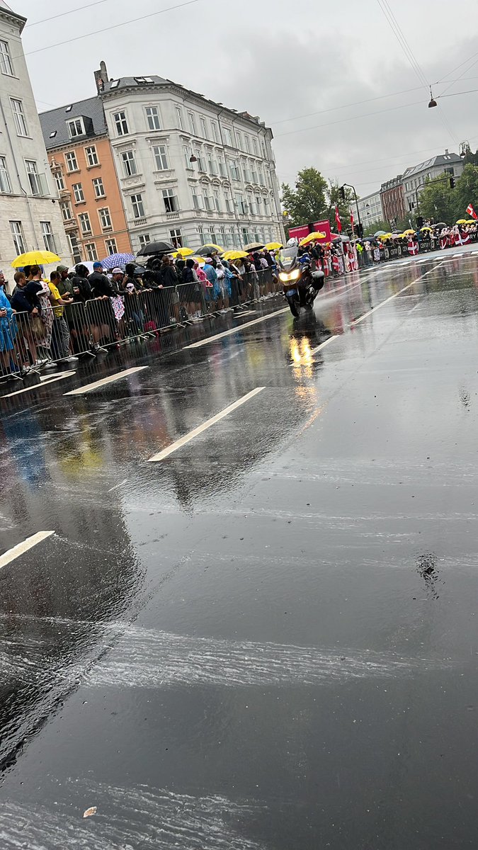 Det er såpeglatt (bokstavelig talt) i Københavnsk gater. Vaskebil etter caravanen. #2tdf