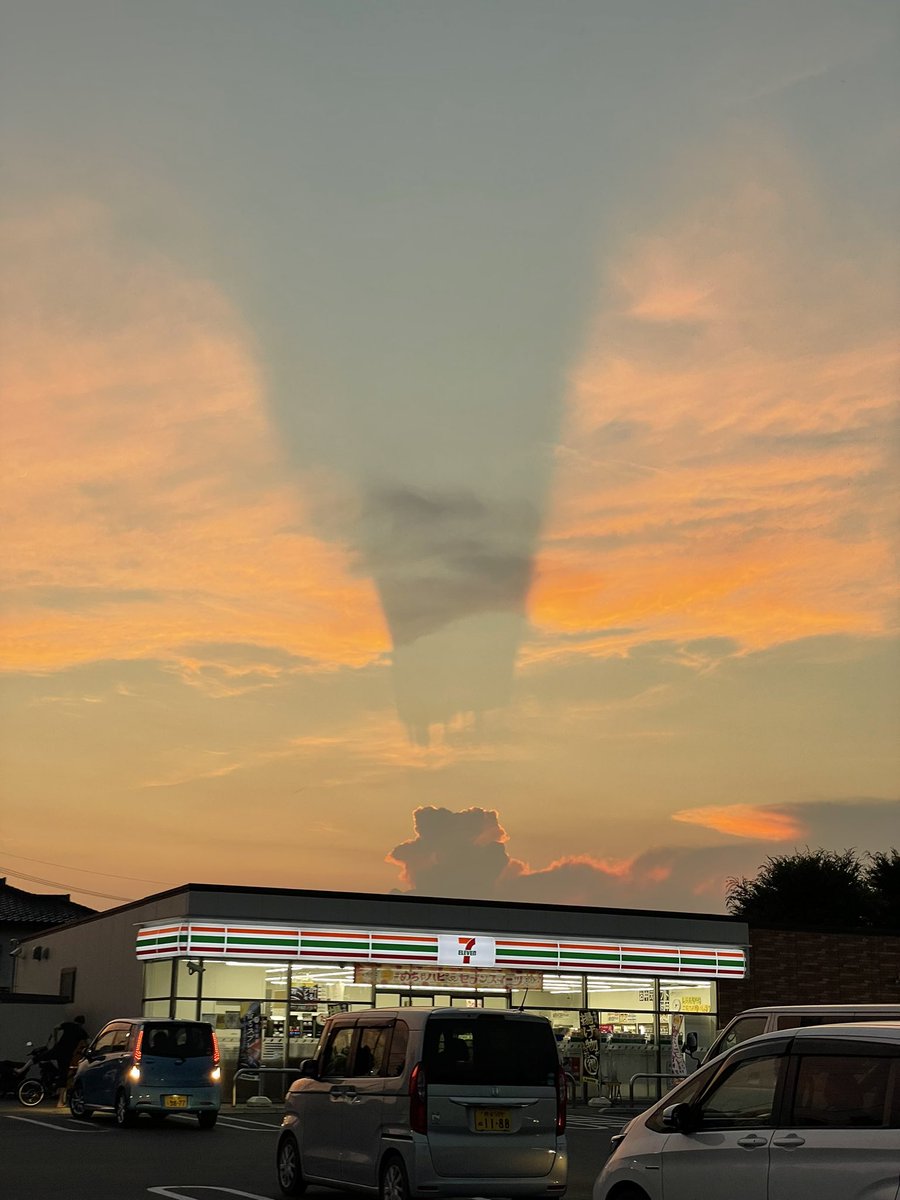 FGOkota's tweet photo. 今日の夕方
空が割れてた https://t.co/orEjFsLdrq