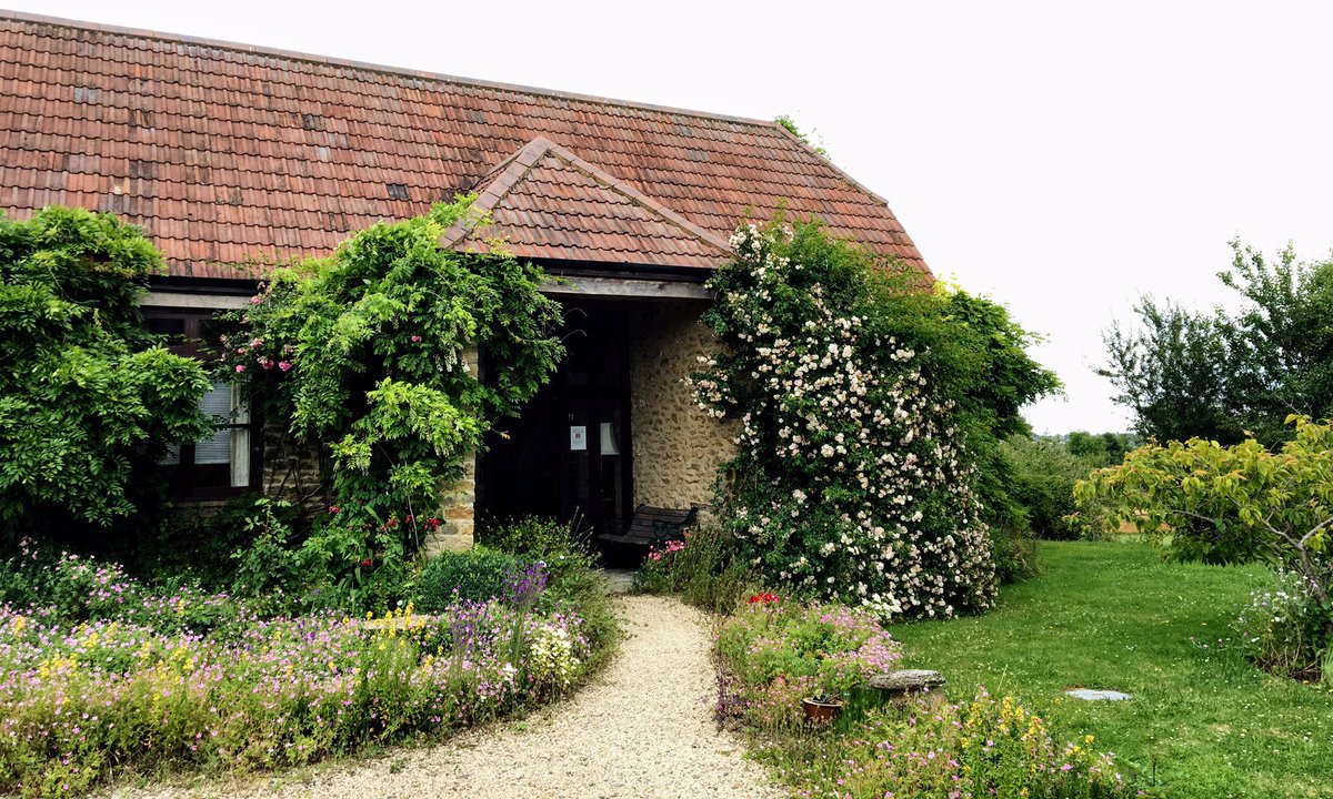 Had a wonderful time at <a href="/Geranium_Trust/">Geranium Trust</a>’s Open Morning at Court House in #Stoford near #Yeovil today. I learned about all the excellent work they do supporting people who suffer from loneliness, isolation, or bereavement
🧵1/