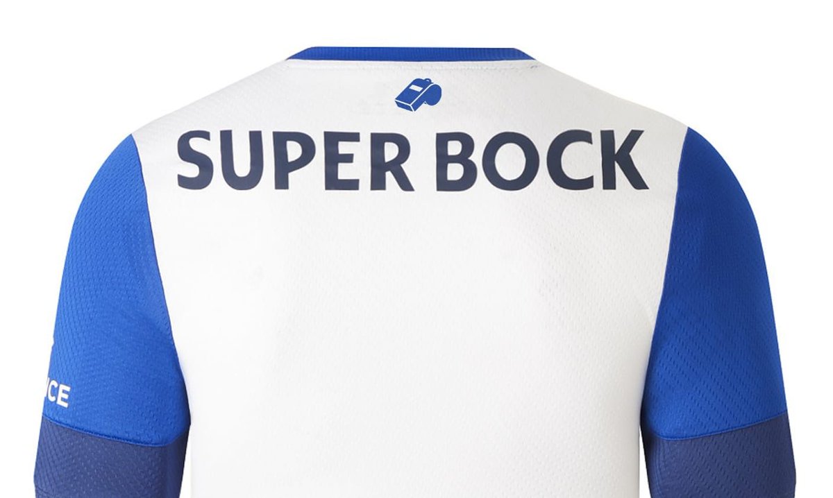 O FC Porto não quis ficar atrás do Benfica e também mandou personalizar as camisolas, mas em vez de uma ponte, saiu um apito.