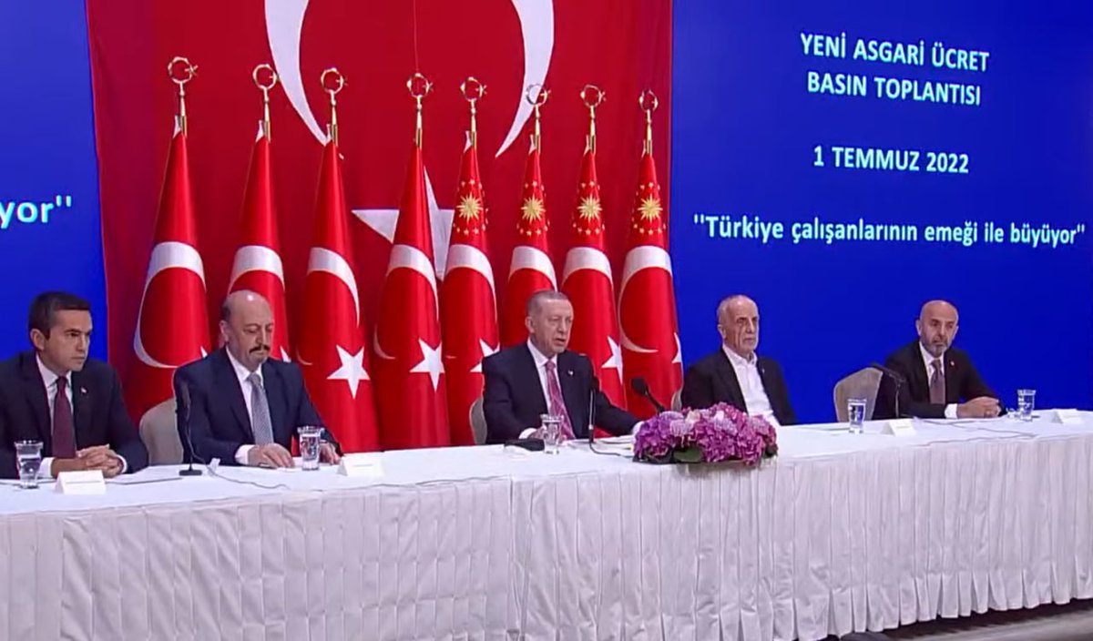 kolektifler's tweet photo. Milyonlar aç, milyonlar işsiz işte
kapitalist düzeniniz!

#Asgariücret yapılan "zamla" beraber 5.500 lira oldu.
Bugün 6 KYK kredisi 1 asgari ücret etmiyor.

Memleketin gençliğini ucuz işgücü olarak görenler, geleceksizliğe sürükleyenler bize kaybedecek.
Bu düzen yenilecek. https://t.co/TGvYdtAeH2